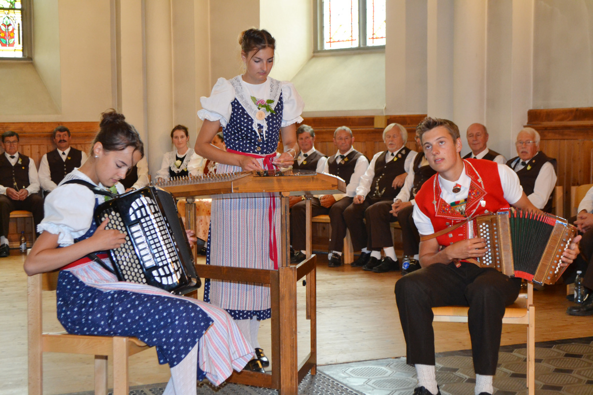 Mit Wurst, Brot und Getränken, bei Ländlermusik und einer Darbietung der Bergfinkli liessen die Gäste den Sonntag ausklingen.