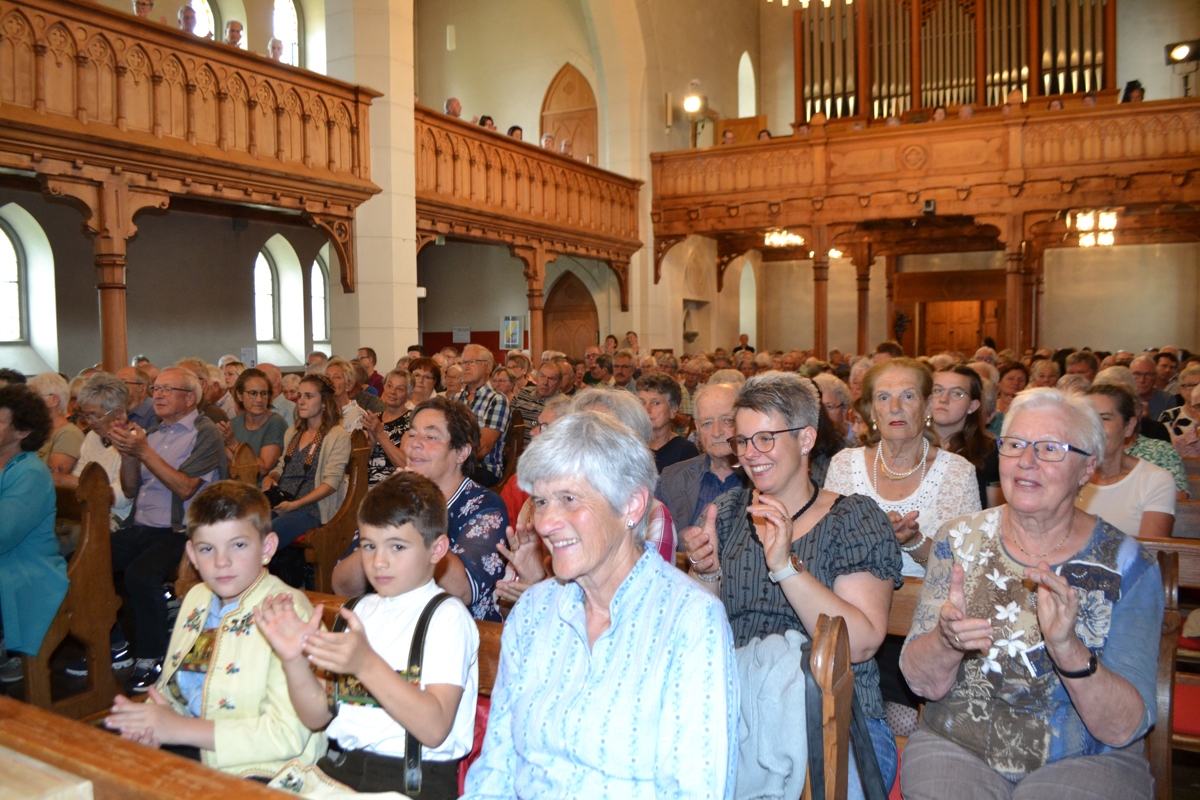 Mit Wurst, Brot und Getränken, bei Ländlermusik und einer Darbietung der Bergfinkli liessen die Gäste den Sonntag ausklingen.